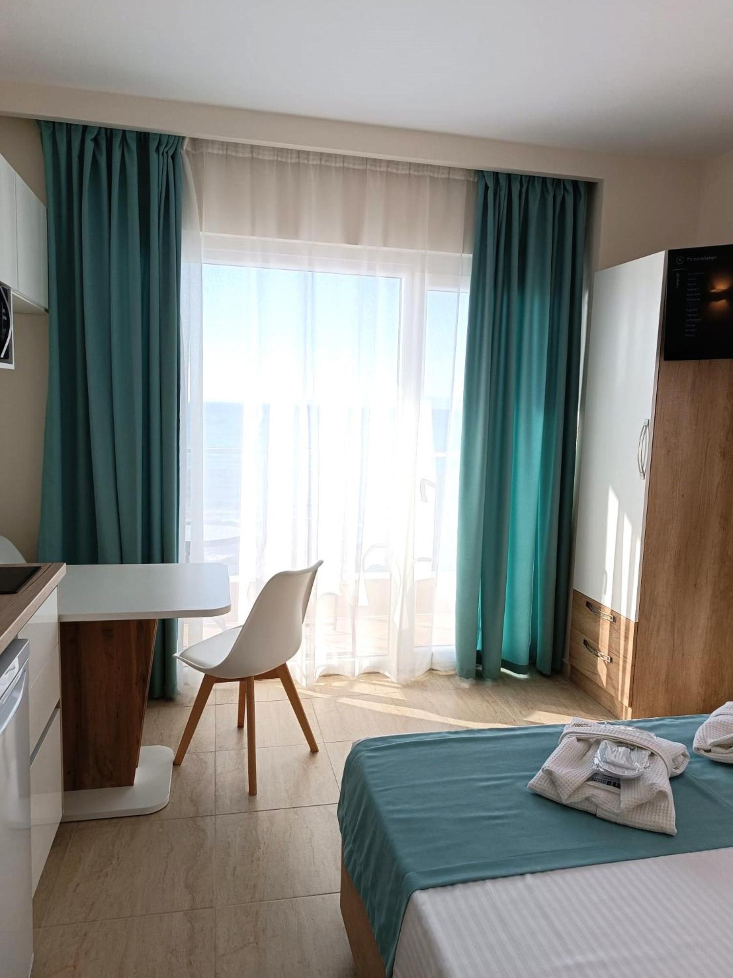 Navarino Luxe Suites Peraía Zewnętrze zdjęcie